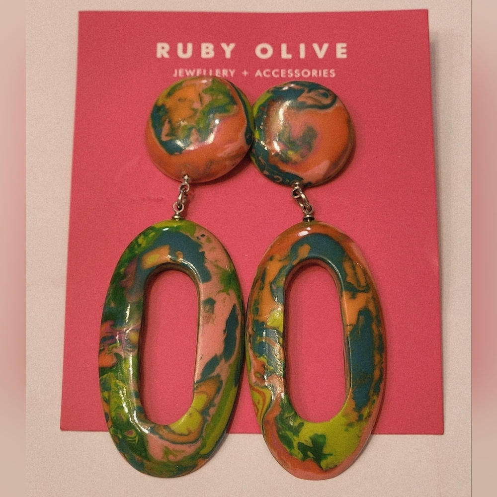 NWT Ruby Olive Oval Resin Dangle Earrings - Picture 2 of 3